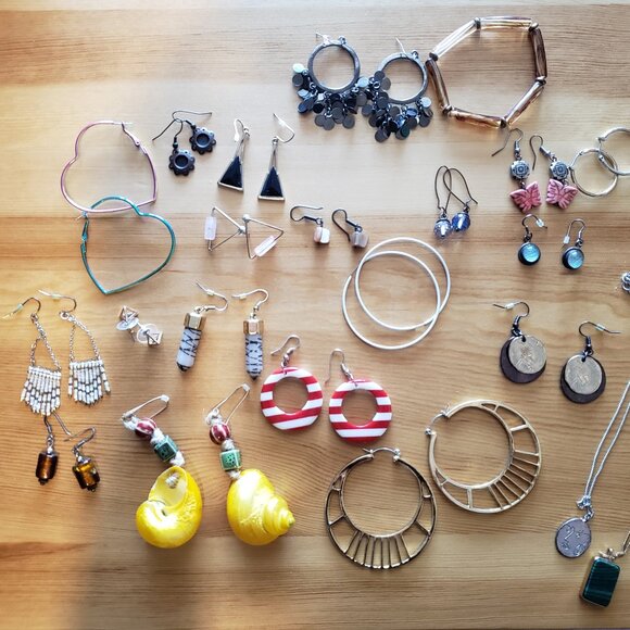A bundle of earrings and necklaces - Picture 1 of 2